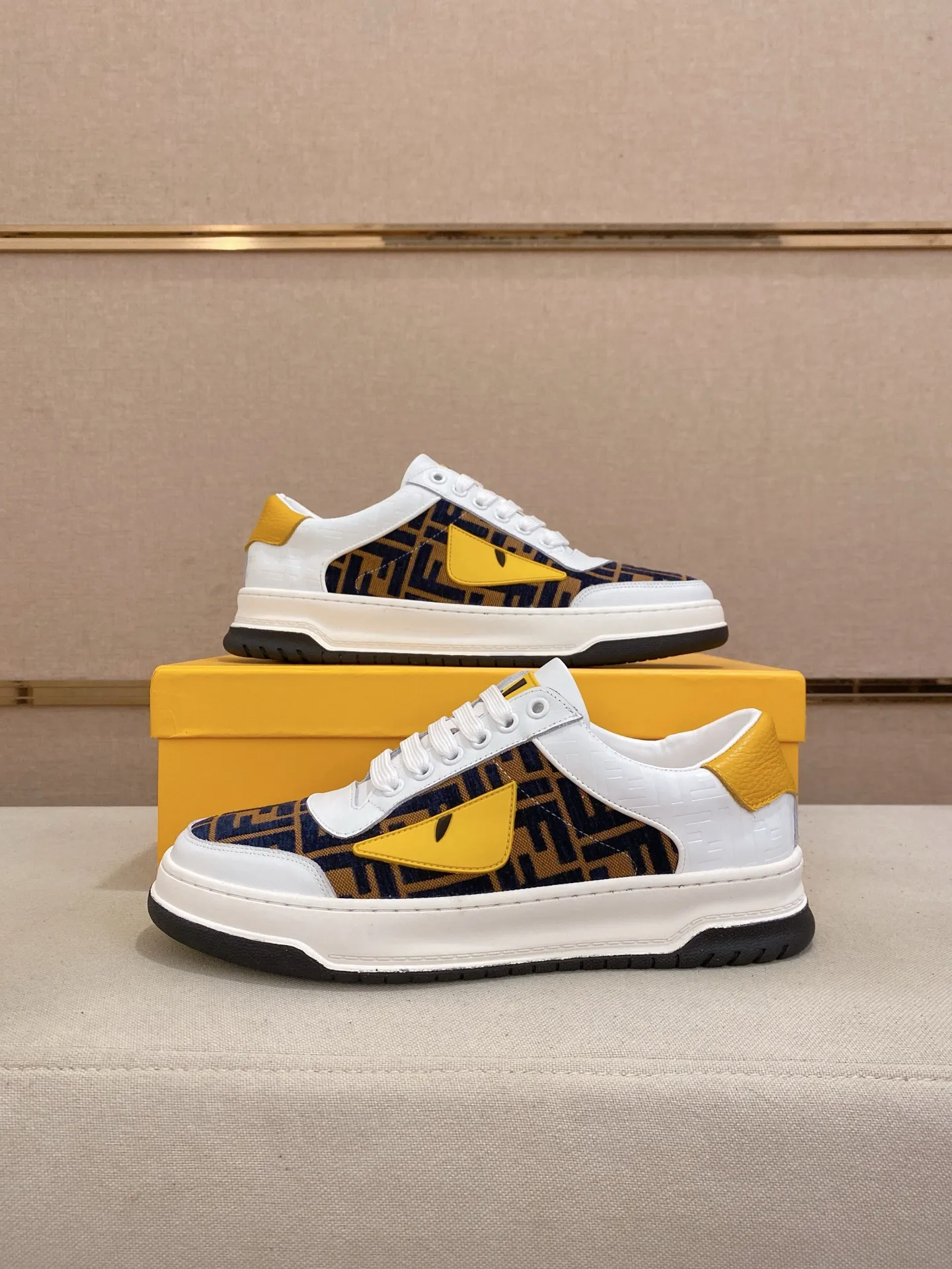 Men's shoes💰: 400💰[Fendi] Fendi's latest casual shoes for men! Available at counters simultaneously! A one-to-one replica of the original. All imported official website one-to-one cowhide fabric. The interior is made of top-grade sheepskin, and the original factory-supplied rubber outsole is used. Leading new fashion concepts. Matching code: 38-44. (can be customized for 45 non-refundable)